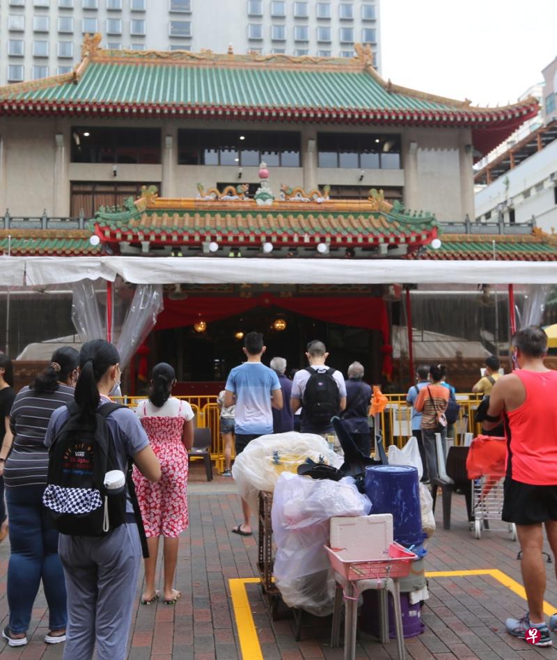 四马路观音堂目前不在周末开放,今早仍有不少信徒在外膜拜。 四马路观音堂目前不在周末开放,今早仍有不少信徒在外膜拜。