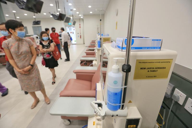 永续发展与环境部长傅海燕今天走访坐落裕廊东1道第240C座的洗肾中心并参观中心设施。(龙国雄摄) 永续发展与环境部长傅海燕今天走访坐落裕廊东1道第240C座的洗肾中心并参观中心设施。(龙国雄摄)