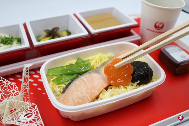 在日本铁路咖啡馆可品尝到日本航空的味噌酱烤三文鱼飞机餐。(餐馆提供) 在日本铁路咖啡馆可品尝到日本航空的味噌酱烤三文鱼飞机餐。(餐馆提供)