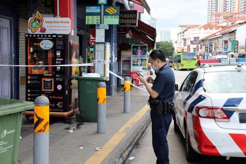 警方周二在砍人案件发生后,将巴士站周围封锁,进行调查。(邝启聪摄) 警方周二在砍人案件发生后,将巴士站周围封锁,进行调查。(邝启聪摄)