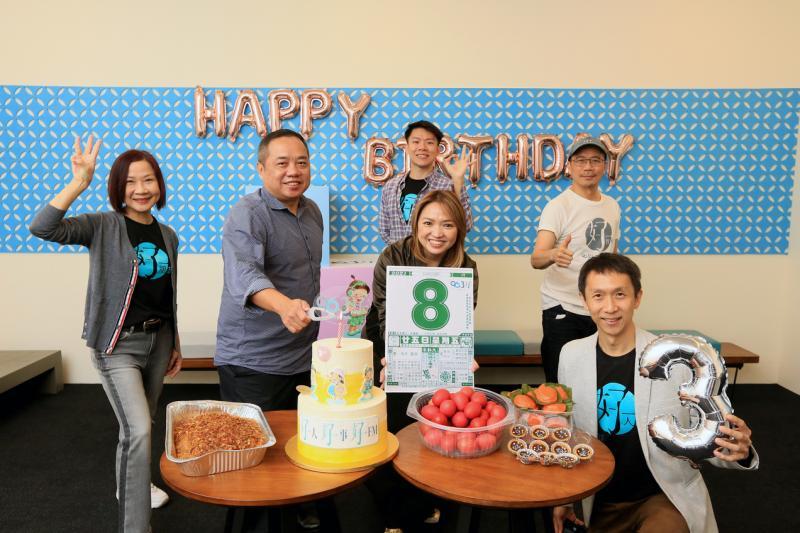 好FM的DJ们在疫情下双现场庆生,新加坡报业控股电台总经理沈丰发(前排左二)与DJ林安娜(前排左一起)、洪菁云、王德明、刘杰奇(后排右)和制作人杨洤斌(后排左)在报业中心第一现场。 好FM的DJ们在疫情下双现场庆生,新加坡报业控股电台总经理沈丰发(前排左二)与DJ林安娜(前排左一起)、洪菁云、王德明、刘杰奇(后排右)和制作人杨洤斌(后排左)在报业中心第一现场。