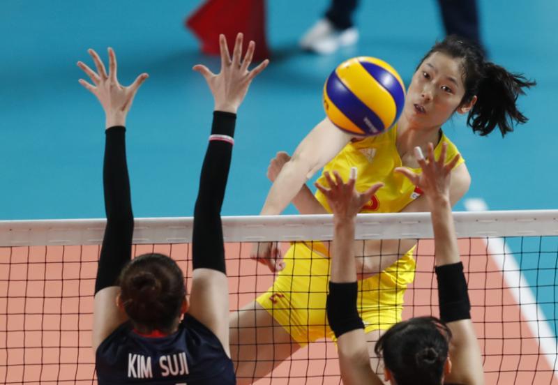 由朱婷(黄衣)领军的新一届中国女排将为东京奥运进行冲刺阶段的备战。(中新社) 由朱婷(黄衣)领军的新一届中国女排将为东京奥运进行冲刺阶段的备战。(中新社)