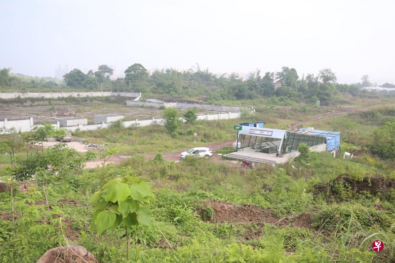 2017年的曹家湾站曾被网民调侃为“重庆最荒凉地铁站”,周边当时一片荒芜。(互联网) 2017年的曹家湾站曾被网民调侃为“重庆最荒凉地铁站”,周边当时一片荒芜。(互联网)