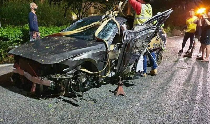 涉事宝马撞分界堤后,毁坏不堪。(取自网络) 涉事宝马撞分界堤后,毁坏不堪。(取自网络)