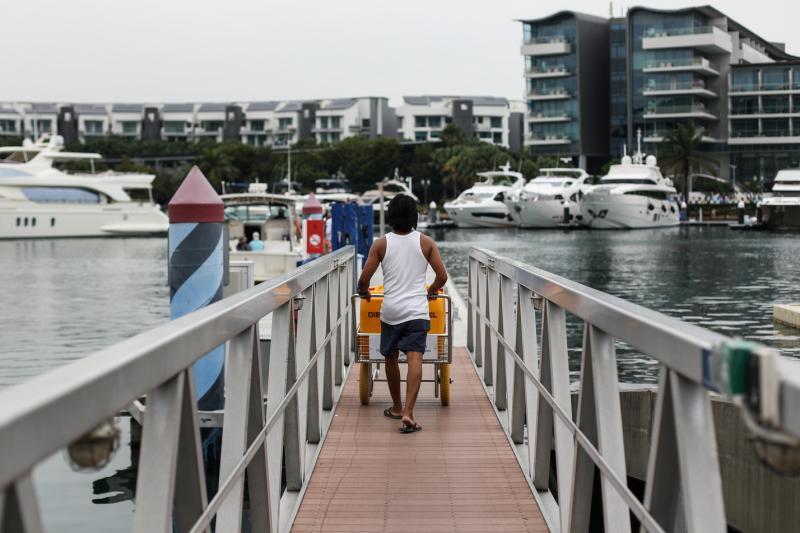 维德添加柴油,为下一趟航行做好准备。 维德添加柴油,为下一趟航行做好准备。