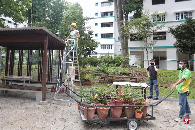 居民表示，今天中午时分，工人已经将大部分遮盖拆除。（徐颖荃摄）