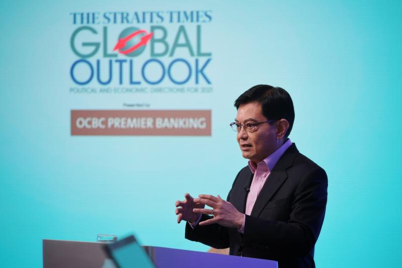 王瑞杰在《海峡时报》全球展望论坛上发表主旨演讲时指出,冠病虽然加快了一些结构性调整的步伐,但各国可以通过全球合作进行重建,并走出疫情,变得更强壮。(海峡时报) 王瑞杰在《海峡时报》全球展望论坛上发表主旨演讲时指出,冠病虽然加快了一些结构性调整的步伐,但各国可以通过全球合作进行重建,并走出疫情,变得更强壮。(海峡时报)