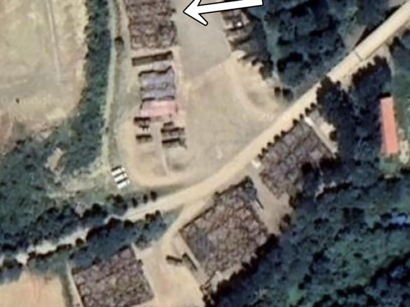 中国解放军据报在位于山东省青州的火箭军基地,部署了被视为“航母杀手”的反舰弹道导弹“东风-26”(箭头处)。(互联网/谷歌地图) 中国解放军据报在位于山东省青州的火箭军基地,部署了被视为“航母杀手”的反舰弹道导弹“东风-26”(箭头处)。(互联网/谷歌地图)