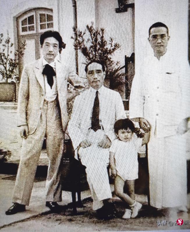 1939年徐悲鸿(左)与黄孟圭(中坐者)黄曼士兄弟在江夏堂前合影。(作者提供) 1939年徐悲鸿(左)与黄孟圭(中坐者)黄曼士兄弟在江夏堂前合影。(作者提供)