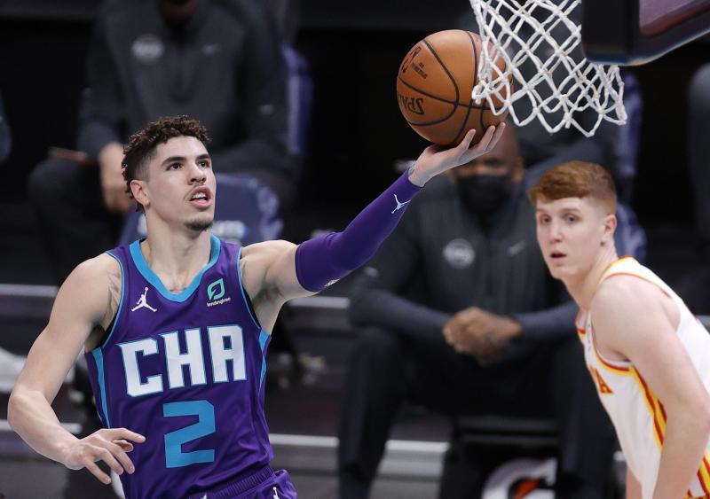 年仅19岁140天的新秀拉梅洛·鲍尔此役替补出场得到22分、12个篮板和11次助攻,成为NBA史上最年轻的三双球员。(法新社) 年仅19岁140天的新秀拉梅洛·鲍尔此役替补出场得到22分、12个篮板和11次助攻,成为NBA史上最年轻的三双球员。(法新社)