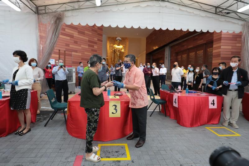 新加坡佛教居士林向各族的贫困老人分发度岁金,文化、社区及青年部长兼律政部第二部长唐振辉(中)在丹戎巴葛集选区议员祖安清心(左一)的陪同下,昨天参与了度岁金发放活动。(林国明摄) 新加坡佛教居士林向各族的贫困老人分发度岁金,文化、社区及青年部长兼律政部第二部长唐振辉(中)在丹戎巴葛集选区议员祖安清心(左一)的陪同下,昨天参与了度岁金发放活动。(林国明摄)