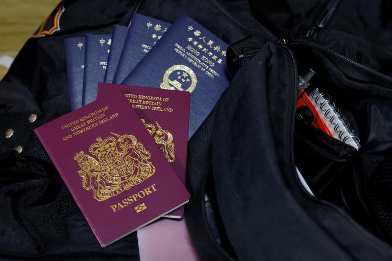红色的护照为英国国民海外护照(BNO),蓝色的护照则为香港特别行政区护照。(路透社) 红色的护照为英国国民海外护照(BNO),蓝色的护照则为香港特别行政区护照。(路透社)
