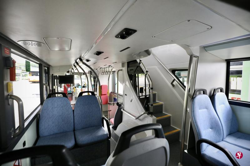 首批50辆设有三个车门的双层巴士将从本月底分批投入运作。(严宣融摄) 首批50辆设有三个车门的双层巴士将从本月底分批投入运作。(严宣融摄)