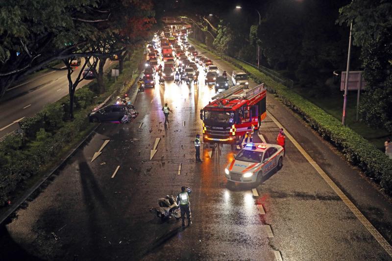 车祸发生后，泛岛快速公路的四条车道都无法通车，导致交通阻塞近三小时。（邝启聪摄）