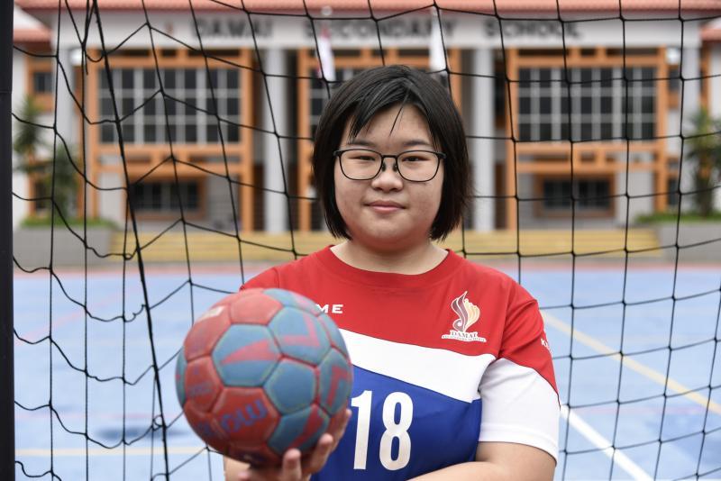 蔡佳萱曾是达迈中学手球队队长,也是学生理事。她告诉自己要积极向前看,接下来将报读理工学院的药剂科学课程,不辜负父亲的期望。(特约伍书永摄) 蔡佳萱曾是达迈中学手球队队长,也是学生理事。她告诉自己要积极向前看,接下来将报读理工学院的药剂科学课程,不辜负父亲的期望。(特约伍书永摄)
