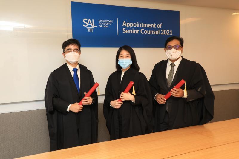 新加坡管理大学法学院院长吴亦涵教授(左起)、总检察署辩护处高级处长陈如燕,以及Providence Law Asia律师事务所董事经理亚伯拉罕维吉昨天受委为高级律师。(新加坡法律学会提供) 新加坡管理大学法学院院长吴亦涵教授(左起)、总检察署辩护处高级处长陈如燕,以及Providence Law Asia律师事务所董事经理亚伯拉罕维吉昨天受委为高级律师。(新加坡法律学会提供)