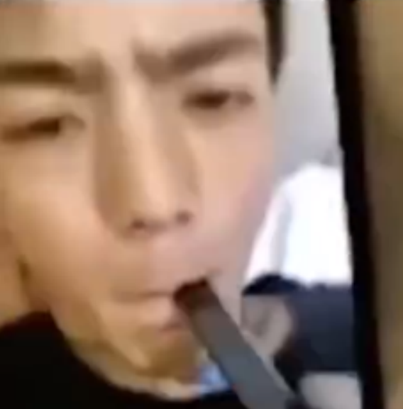 中国藏族青年丁真因质朴的外表在网上走红,但最近却被爆出吸烟视频,与此前“不抽烟、不喝酒”的清纯人设不符。(互联网) 中国藏族青年丁真因质朴的外表在网上走红,但最近却被爆出吸烟视频,与此前“不抽烟、不喝酒”的清纯人设不符。(互联网)