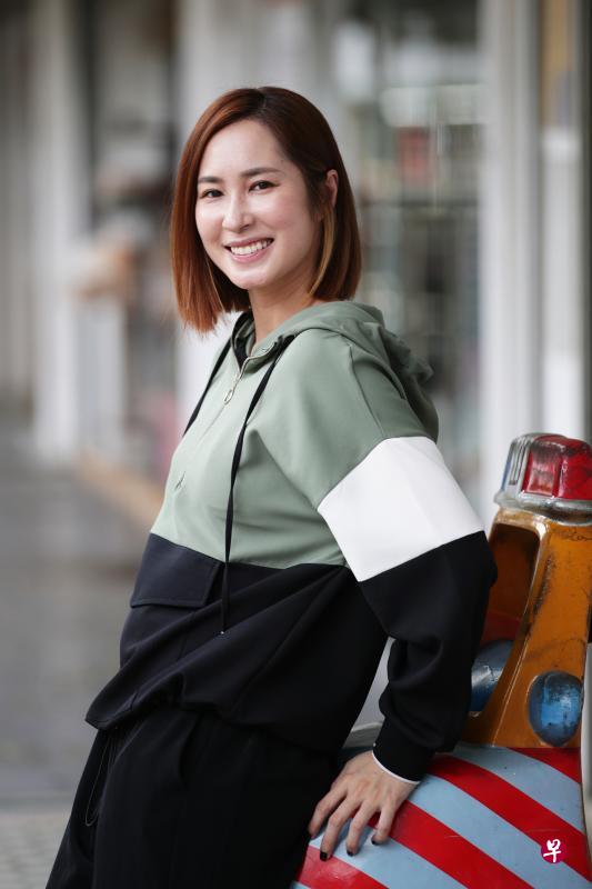 蔡琦慧最近为戏学习钢管舞,并喜欢上“飞”起来的自由感觉。 蔡琦慧最近为戏学习钢管舞,并喜欢上“飞”起来的自由感觉。