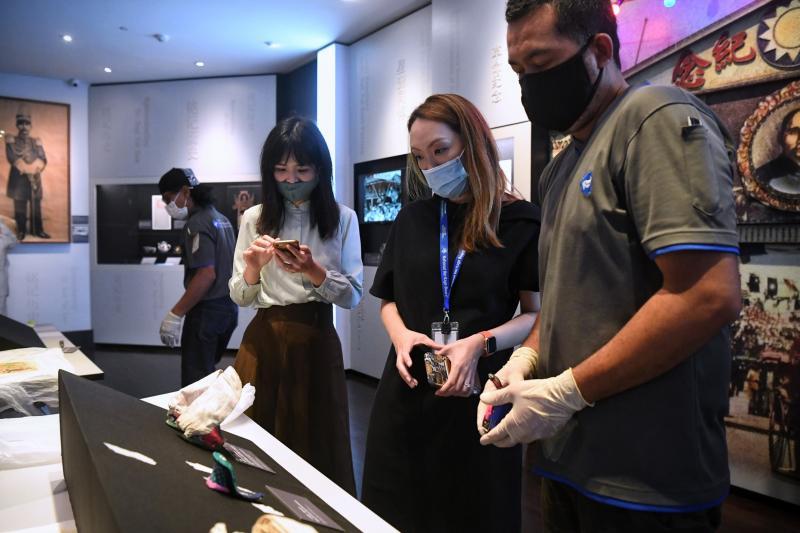 晚晴园—孙中山南洋纪念馆第三展厅重新规划后,将通过29件文物展示民国之后社会变革对新马华人社群所带来的影响,其中13件文物属于全新的展品。晚晴园研究员蔡佩君(右二)以及副研究员陈雁妮(左二)正为展厅重开做准备。(海峡时报) 晚晴园—孙中山南洋纪念馆第三展厅重新规划后,将通过29件文物展示民国之后社会变革对新马华人社群所带来的影响,其中13件文物属于全新的展品。晚晴园研究员蔡佩君(右二)以及副研究员陈雁妮(左二)正为展厅重开做准备。(海峡时报)