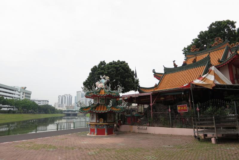 水江庙见证了加冷河一带的变迁,从甘榜变成工业区,到现在河畔美化,环境宜人。(档案照)) 水江庙见证了加冷河一带的变迁,从甘榜变成工业区,到现在河畔美化,环境宜人。(档案照))