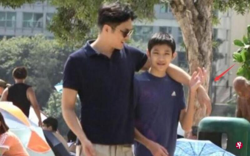 张慕童被拍到和张智霖出门时不愿意被爸爸环抱。(互联网 张慕童被拍到和张智霖出门时不愿意被爸爸环抱。(互联网