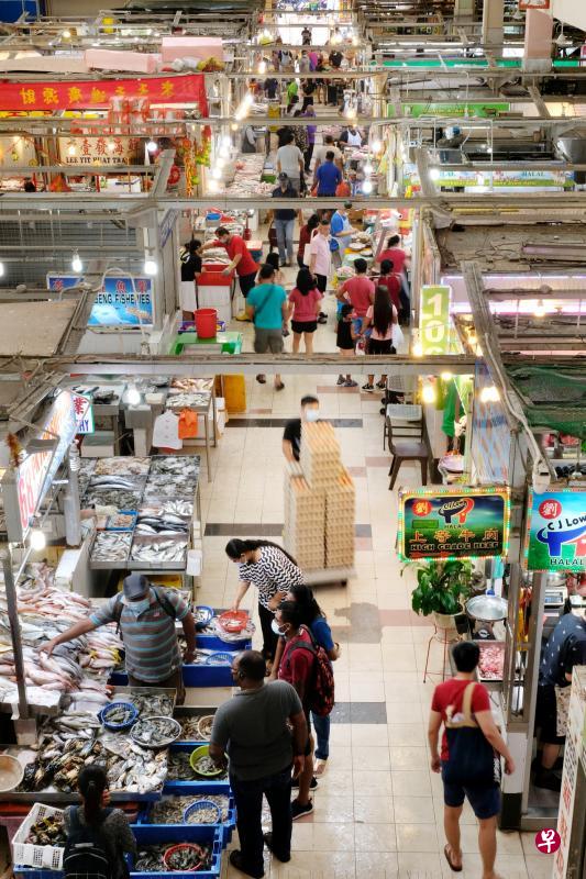 钻进被忽略、被低估的湿巴刹，选购新鲜食材之余也搜集满满的真情互动。竹脚中心巴刹是本地规模最大的湿巴刹之一。