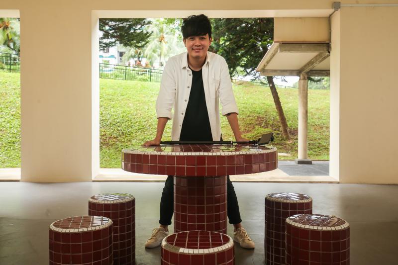 陈俊杰花了几年时间,专用一台手机和一支三米长的自拍棒,拍摄我国独特的“组屋楼下”风貌。(梁伟康摄) 陈俊杰花了几年时间,专用一台手机和一支三米长的自拍棒,拍摄我国独特的“组屋楼下”风貌。(梁伟康摄)