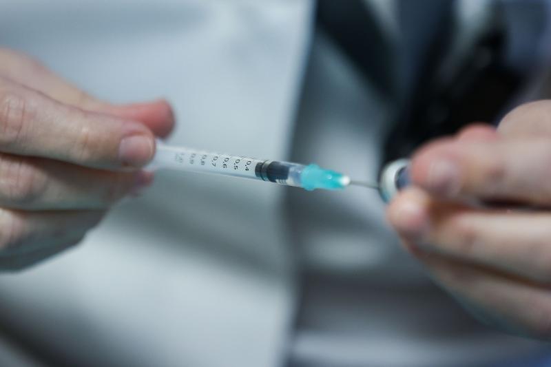 目前全球95%已使用接种的冠病疫苗剂量仅局限于10个国家,世卫呼吁更加公平地分配疫苗。(法新社) 目前全球95%已使用接种的冠病疫苗剂量仅局限于10个国家,世卫呼吁更加公平地分配疫苗。(法新社)