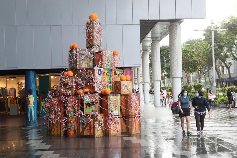 乌节门商场外的农历新年装饰被指从去年圣诞节“再循环”,引发公众热议。(吴伟国摄) 乌节门商场外的农历新年装饰被指从去年圣诞节“再循环”,引发公众热议。(吴伟国摄)