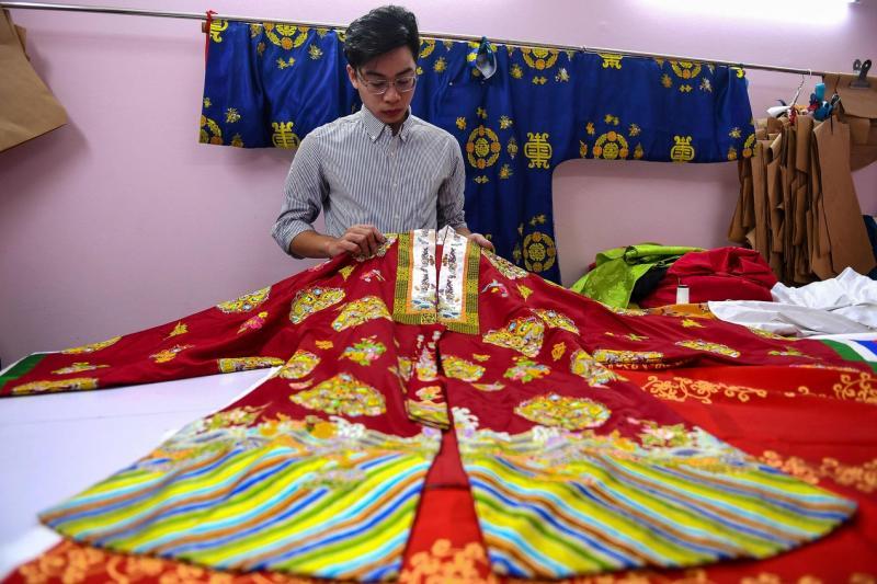 阮德禄和团队的服饰设计灵感主要来自越南阮朝,他的愿望是每个越南人的衣柜都有一套古装服饰。(法新社) 阮德禄和团队的服饰设计灵感主要来自越南阮朝,他的愿望是每个越南人的衣柜都有一套古装服饰。(法新社)