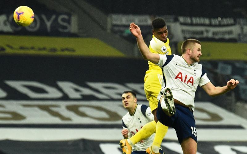 卡瓦列罗(中)的这个头球为富勒姆拿下了宝贵的一分。莫里尼奥(小图)对球队无法保住领先优势显得无可奈何。(路透社) 卡瓦列罗(中)的这个头球为富勒姆拿下了宝贵的一分。莫里尼奥(小图)对球队无法保住领先优势显得无可奈何。(路透社)