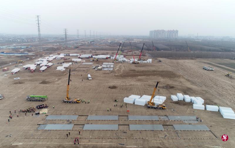 河北省石家庄市13日起火速建设集中隔离点，施工场地位于正定县文正大街诸福屯镇固营村，占地相等于46个足球场。图为昨天的施工现场。（新华社）