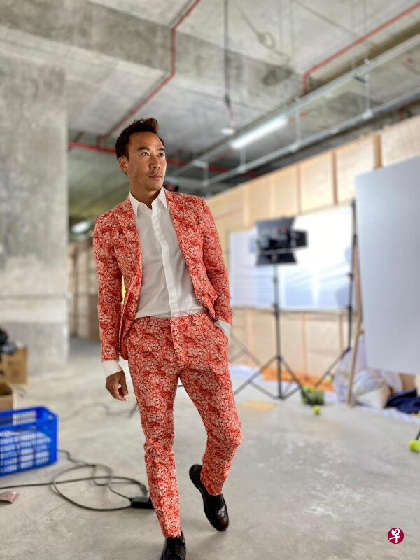 吴振天剧中服饰都很花哨。(受访者提供) 吴振天剧中服饰都很花哨。(受访者提供)