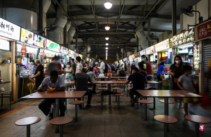 小贩中心是新加坡人最常光顾的饮食场所。(档案照片) 小贩中心是新加坡人最常光顾的饮食场所。(档案照片)