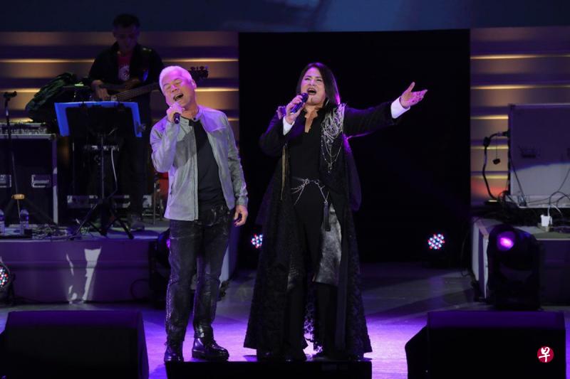 裘海正(右)首次办演唱会,当年歌坛一起打拼的战友巫启贤担任嘉宾。(互联网) 裘海正(右)首次办演唱会,当年歌坛一起打拼的战友巫启贤担任嘉宾。(互联网)