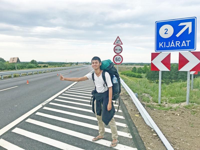 甘尼莎·巴拉克里希南旅途中常在路边拦车,看是否有人愿意让他搭个顺风车。(受访者提供) 甘尼莎·巴拉克里希南旅途中常在路边拦车,看是否有人愿意让他搭个顺风车。(受访者提供)