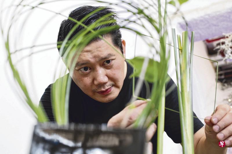 哈利殷多使用钢草作为“Haribana”的主体,能拗折出各种形状。 哈利殷多使用钢草作为“Haribana”的主体,能拗折出各种形状。