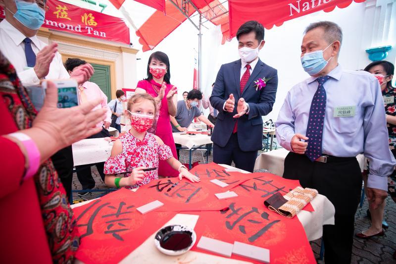 看着来自爱沙尼亚的女童爱莎(右三)在众人面前写下“爱”字,内政部兼永续发展与环境部政务部长陈国明(右二)拍手赞扬。(陈来福摄) 看着来自爱沙尼亚的女童爱莎(右三)在众人面前写下“爱”字,内政部兼永续发展与环境部政务部长陈国明(右二)拍手赞扬。(陈来福摄)