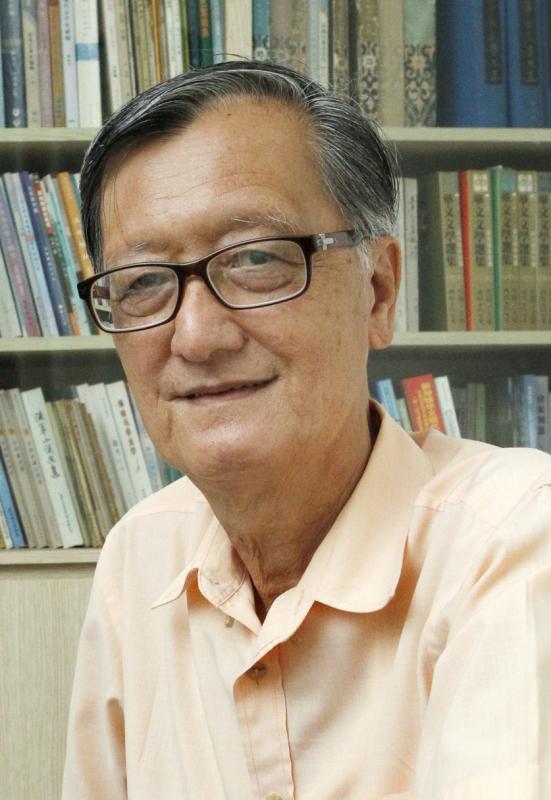 欧清池逝世前热衷于出版及主编杂志和丛书,其中包括一套14册的《新华文学大系》。(档案照片) 欧清池逝世前热衷于出版及主编杂志和丛书,其中包括一套14册的《新华文学大系》。(档案照片)