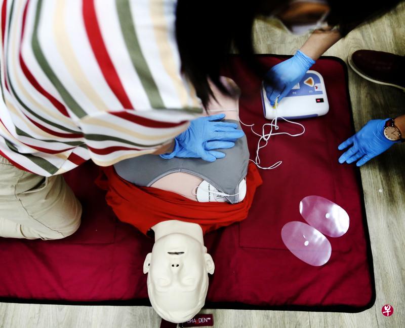 施救者为患者进行心肺复苏术时,必定会按压到患者的乳房,因此新加坡心脏基金推出的女性训练模型配件,让施救者掌握针对女性施救的正确技巧,不再害怕因碰触女性患者而造成误会。(陈斌勤摄) 施救者为患者进行心肺复苏术时,必定会按压到患者的乳房,因此新加坡心脏基金推出的女性训练模型配件,让施救者掌握针对女性施救的正确技巧,不再害怕因碰触女性患者而造成误会。(陈斌勤摄)