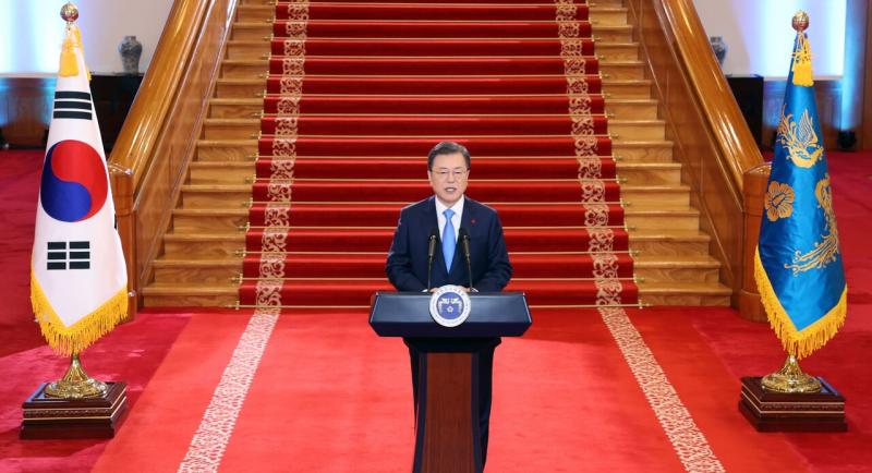 文在寅说,赦免朴槿惠和李明博的前提是需要达成国民共识,若国民不认同,赦免就不能成为团结的方案,反而会造成民意分裂。(法新社) 文在寅说,赦免朴槿惠和李明博的前提是需要达成国民共识,若国民不认同,赦免就不能成为团结的方案,反而会造成民意分裂。(法新社)