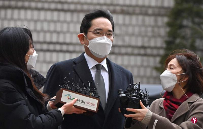 韩国首尔高等法院周一裁定,李在镕请托时任总统朴槿惠和其亲信崔顺实,帮助其继承经营权并提供86.8亿韩元(约1046万新元)贿赂的行贿罪成立,当庭被捕。(法新社) 韩国首尔高等法院周一裁定,李在镕请托时任总统朴槿惠和其亲信崔顺实,帮助其继承经营权并提供86.8亿韩元(约1046万新元)贿赂的行贿罪成立,当庭被捕。(法新社)