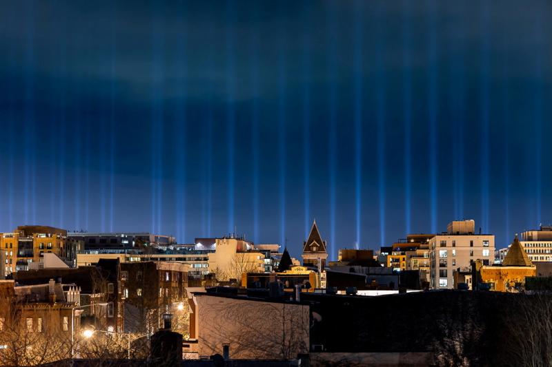 美国候任拜登1月20日就宣誓就职,在美国国家广场和国会大厦上空投射了56根光柱,代表美国50个州和领地。(路透社)
美国候任拜登1月20日就宣誓就职,在美国国家广场和国会大厦上空投射了56根光柱,代表美国50个州和领地。(路透社)