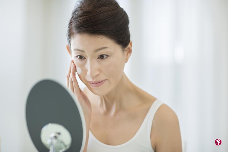 脸部护理也应包括颈项等部位的整体肌肤。(iStock图片) 脸部护理也应包括颈项等部位的整体肌肤。(iStock图片)