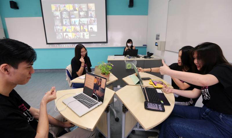 在教师张萱萱(左三)的指导下,义安理工学院中文系学生何峰源(左起)、管嫔、丘璦溦,以及陈祈琦,为乐龄人士耐心讲解家居园艺的知识和种植方法。(庄耿闻摄) 在教师张萱萱(左三)的指导下,义安理工学院中文系学生何峰源(左起)、管嫔、丘璦溦,以及陈祈琦,为乐龄人士耐心讲解家居园艺的知识和种植方法。(庄耿闻摄)