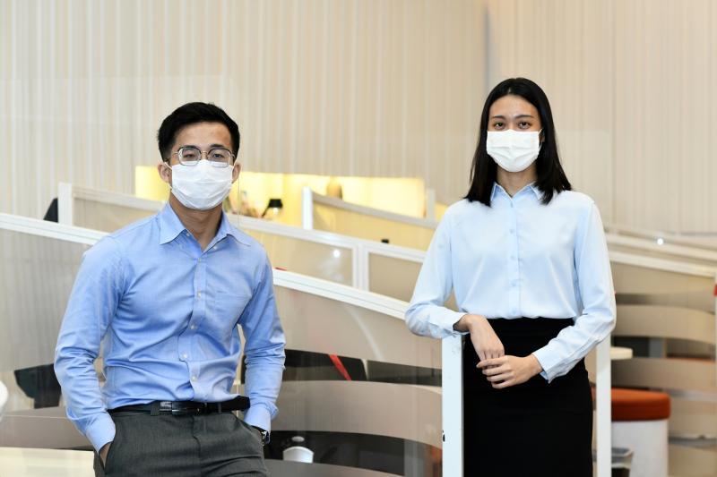新加坡管理大学毕业生苏俊鸿（左）和江芷绮，去年10月加入职总英康的“行销管理培训计划”，到英康零售财务服务处接受在职培训。（职总英康提供）