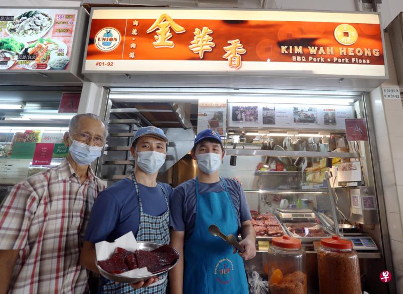 金华香是40年的老字号,第一代张锦华(左)创业,第二代张国威自己有事业但也在档口忙碌时抽空帮忙维持(中),接下来第三代的张梓靖(右)就准备要接班了。 金华香是40年的老字号,第一代张锦华(左)创业,第二代张国威自己有事业但也在档口忙碌时抽空帮忙维持(中),接下来第三代的张梓靖(右)就准备要接班了。