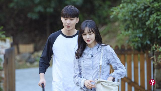 郑爽(右)与张恒高调交往一年多后已经分手。(互联网) 郑爽(右)与张恒高调交往一年多后已经分手。(互联网)