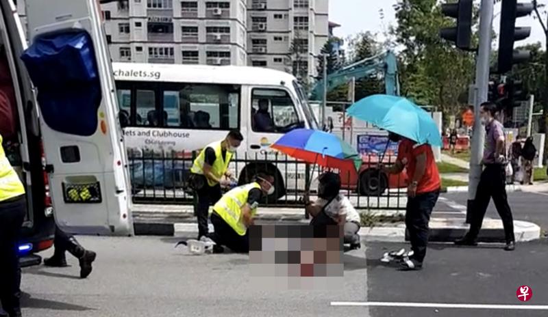 不少公众上前给予援助。(读者提供) 不少公众上前给予援助。(读者提供)