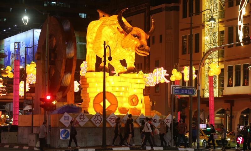 设于唐城坊对面的主灯饰高10米,踩着金币元宝的金牛象征福气和好运,一旁的河岸和水轮则寓意财富,祝愿新一年一帆风顺。(庄耿闻摄) 设于唐城坊对面的主灯饰高10米,踩着金币元宝的金牛象征福气和好运,一旁的河岸和水轮则寓意财富,祝愿新一年一帆风顺。(庄耿闻摄)